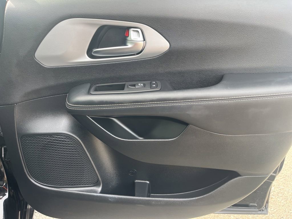 Used 2025 Chrysler Pacifica Limited image 20