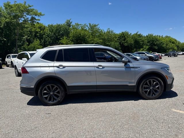 Used 2023 Volkswagen Tiguan SE w/ Panoramic Sunroof Package FWD image 3