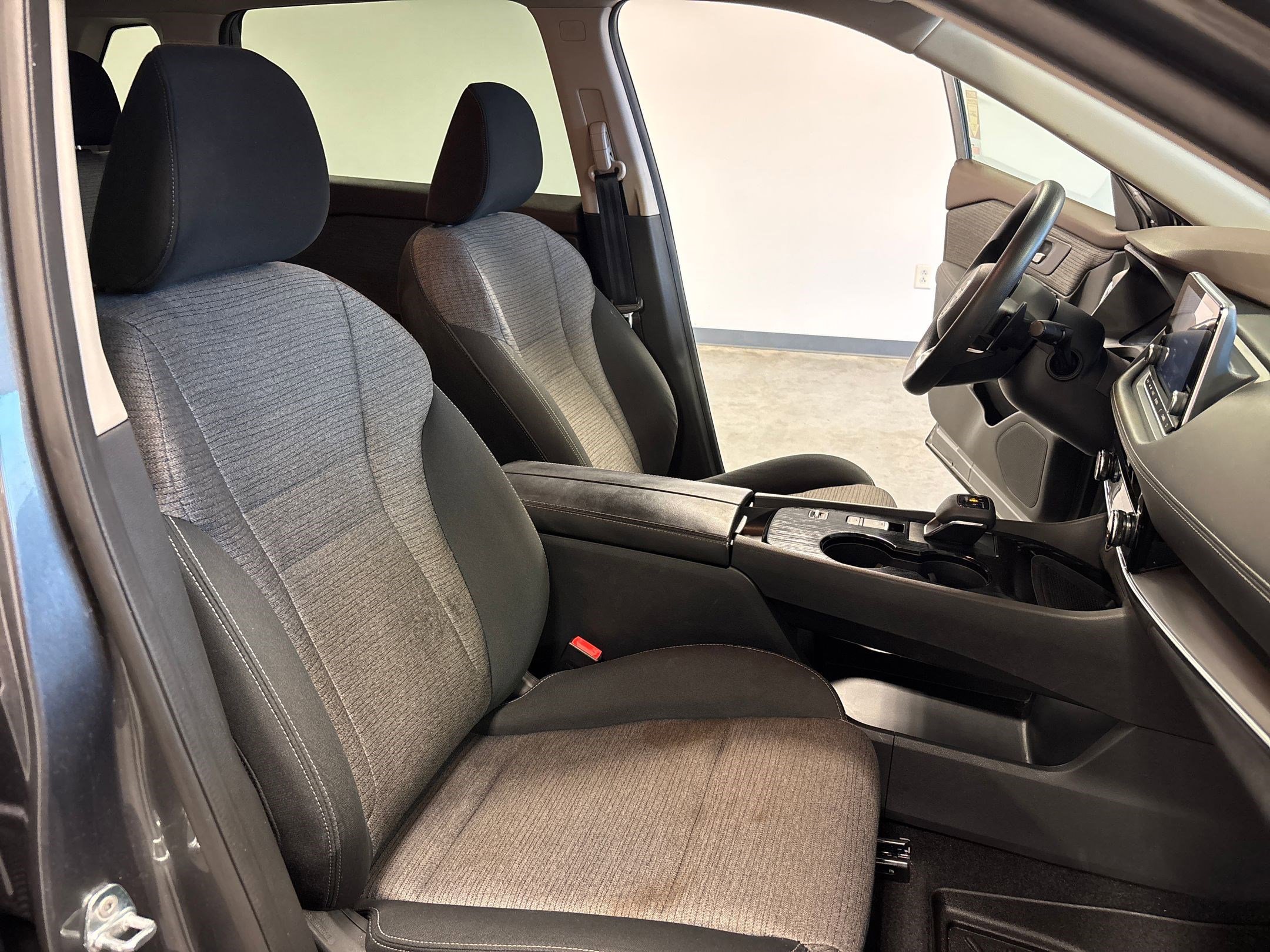 Used 2022 Nissan Rogue SV image 36