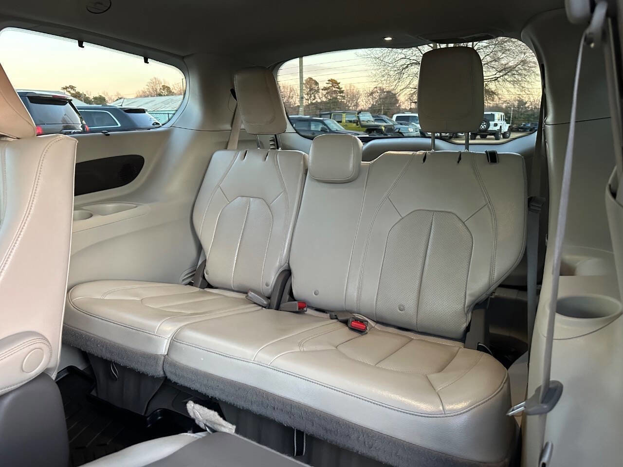 Used 2021 Chrysler Pacifica Touring-L FWD image 6