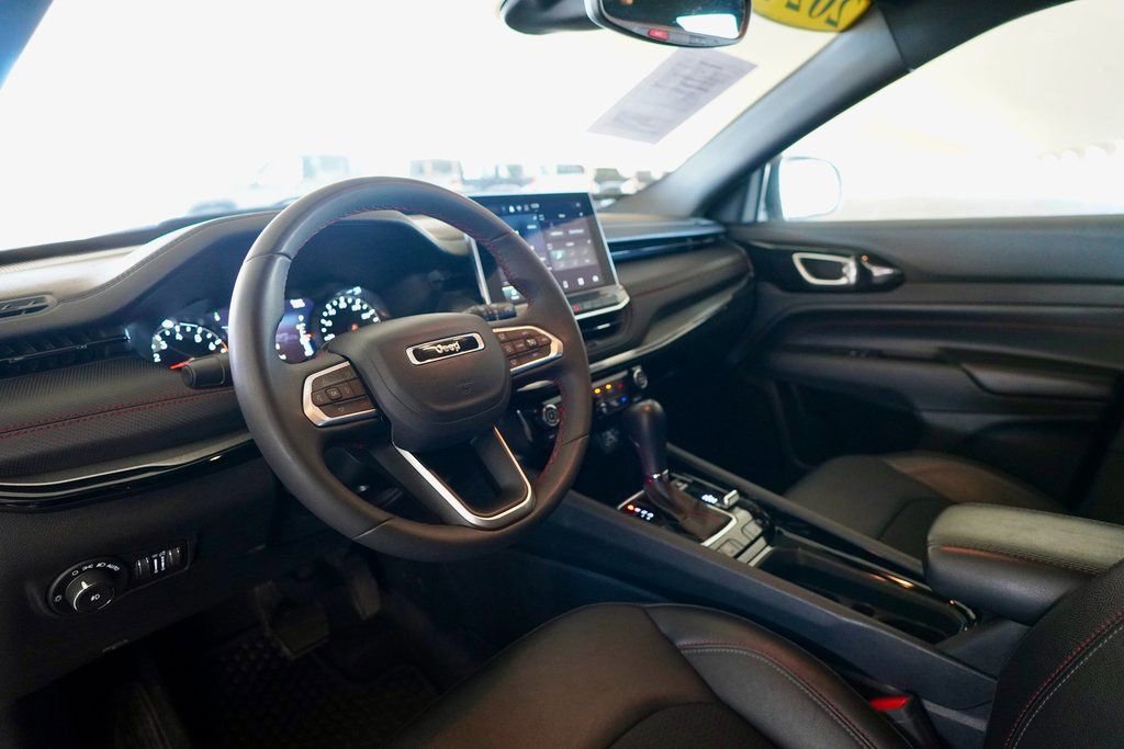 Used 2024 Jeep Compass Trailhawk image 8