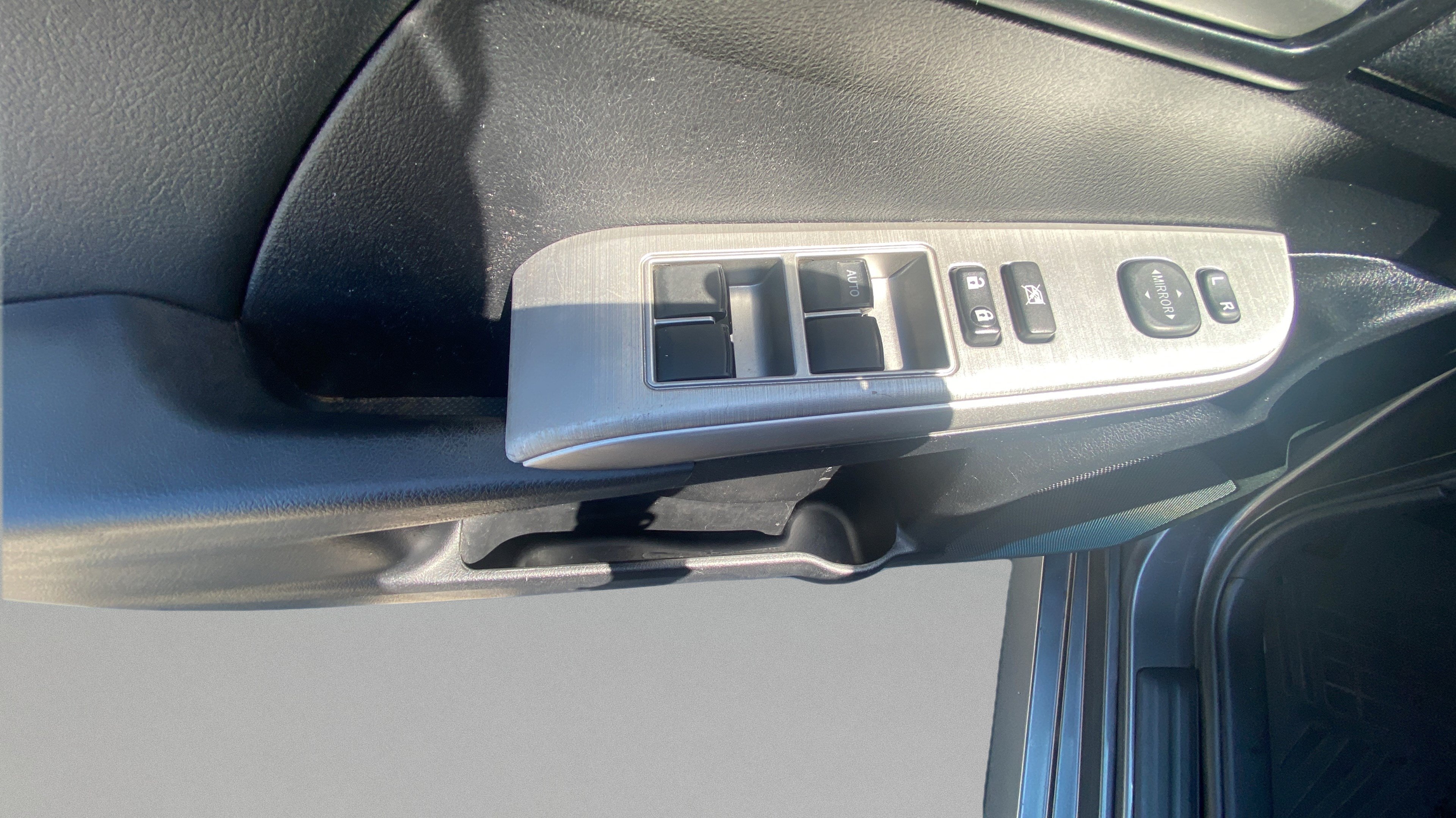 Used 2013 Toyota Camry SE FWD image 13