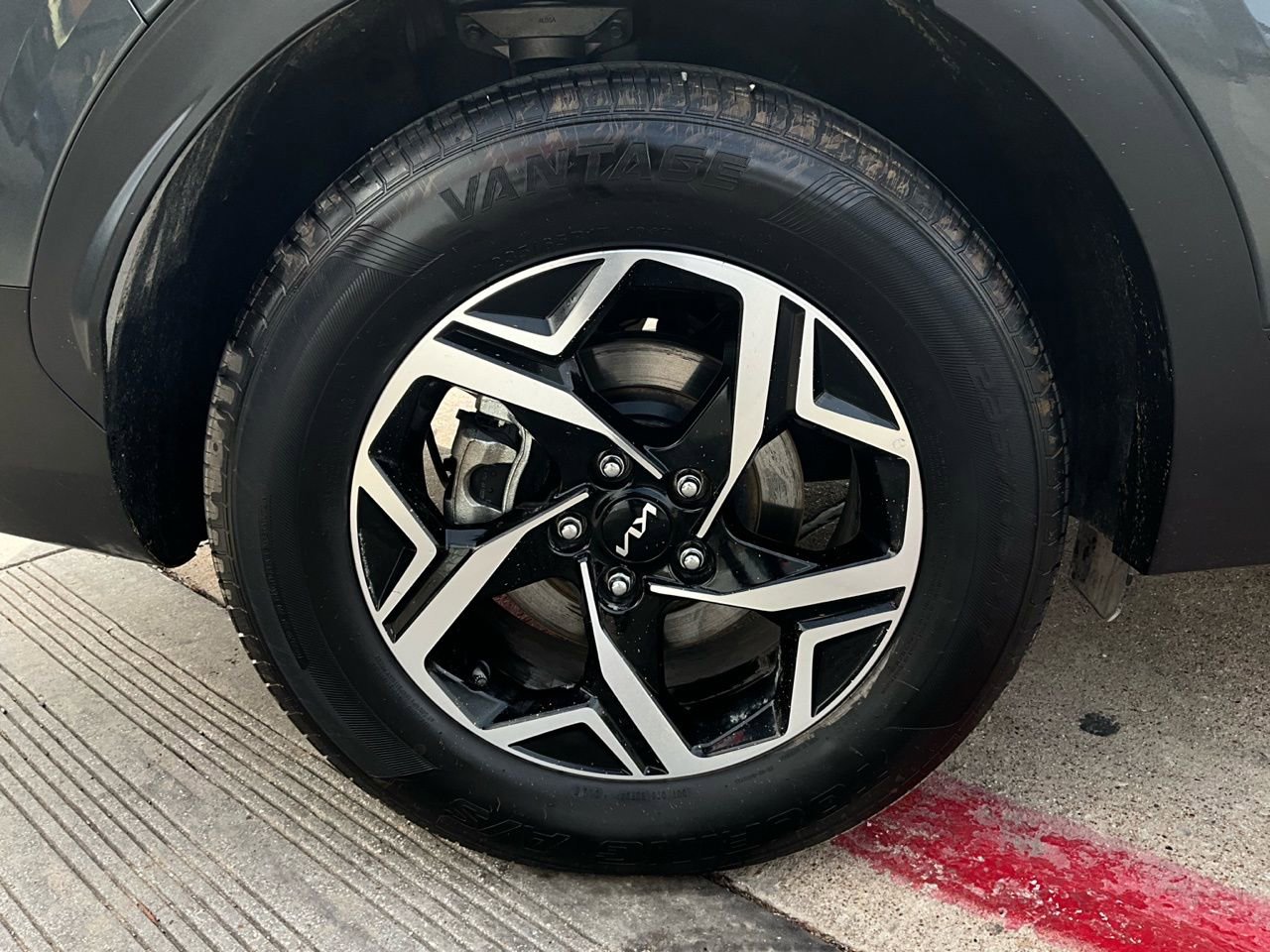 Used 2025 Kia Sportage LX image 9