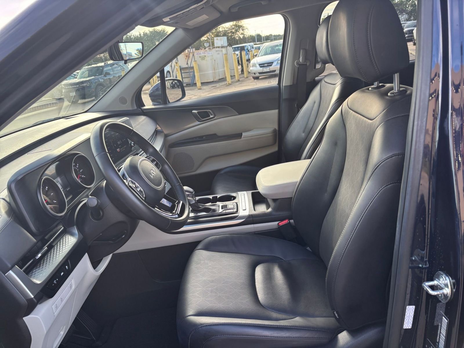 Used 2024 Kia Carnival LX image 28