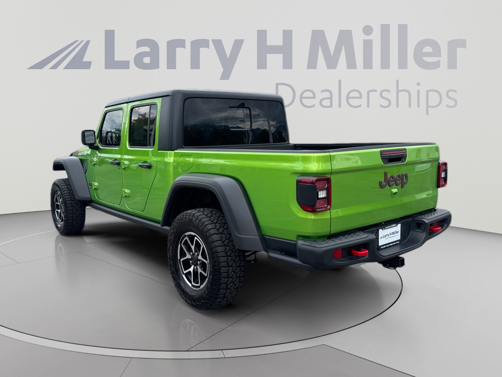 Used 2025 Jeep Gladiator Rubicon w/ Convenience Group AWD/4WD image 3