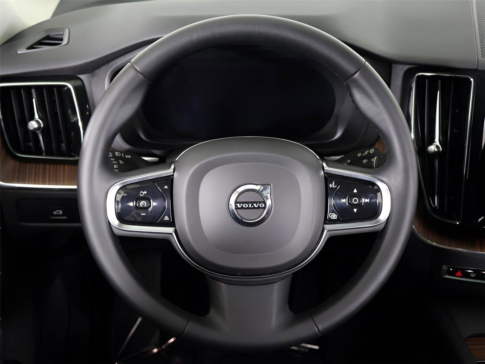 Used 2024 Volvo XC60 B5 Plus image 42