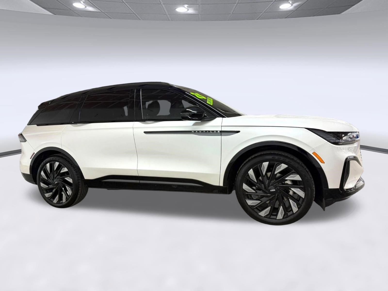 Used 2025 Lincoln Nautilus Reserve w/ Jet Appearance Package image 8