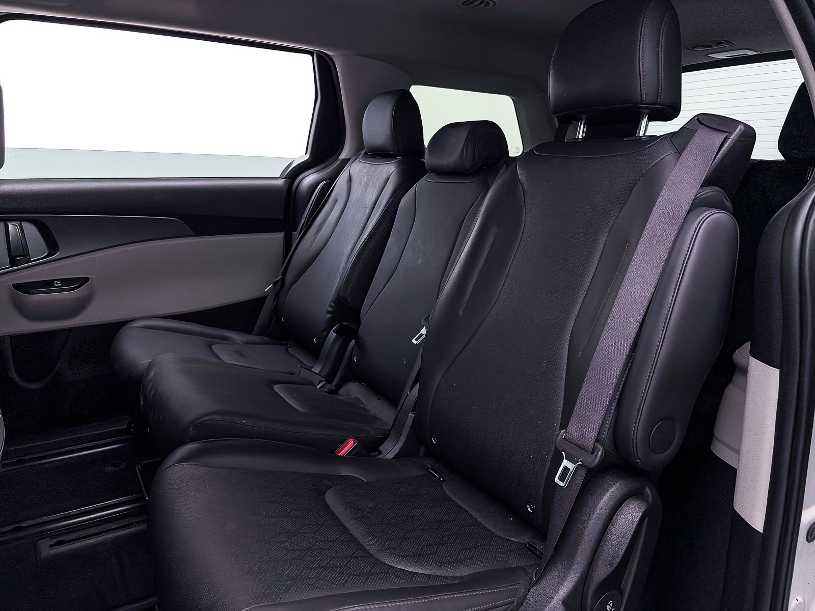 Used 2024 Kia Carnival LX image 33