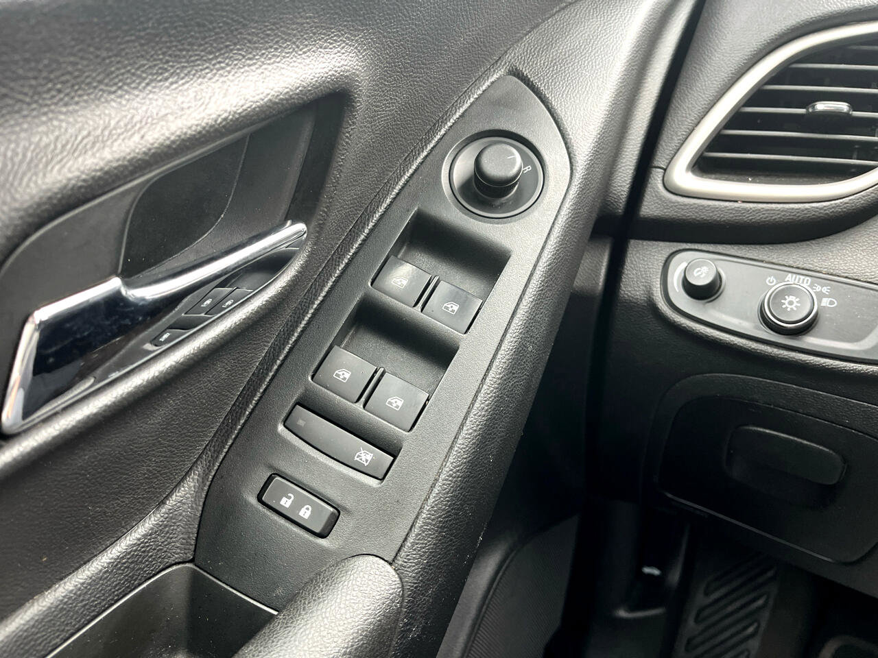 Used 2020 Chevrolet Trax LT w/ Driver Confidence Package image 19