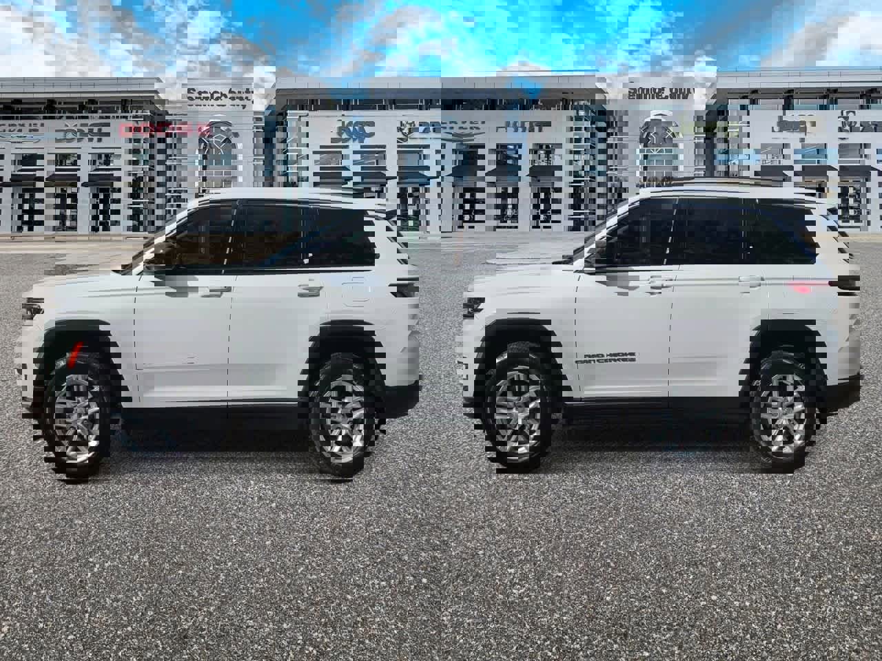 Used 2023 Jeep Grand Cherokee L Laredo image 5