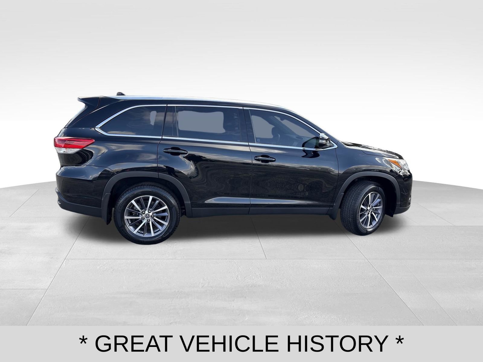 Used 2019 Toyota Highlander XLE w/ Carpet Mat Package (TMS) image 6