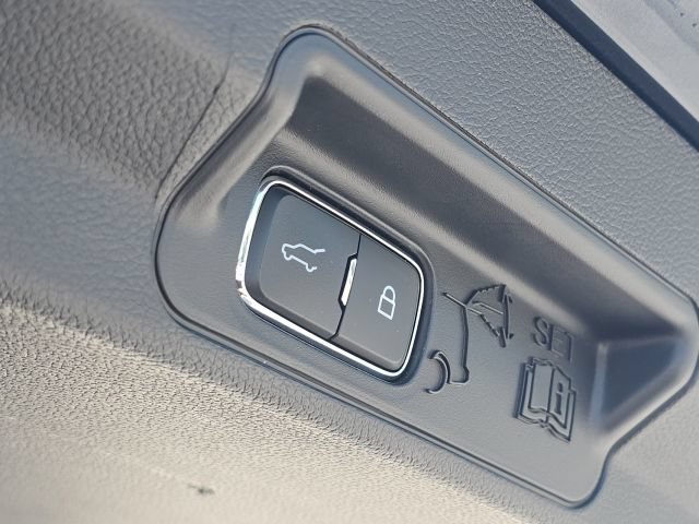Used 2024 Ford Explorer XLT RWD image 12
