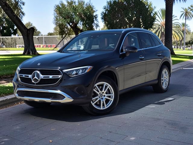 Used 2025 Mercedes-Benz GLC 300 image 2
