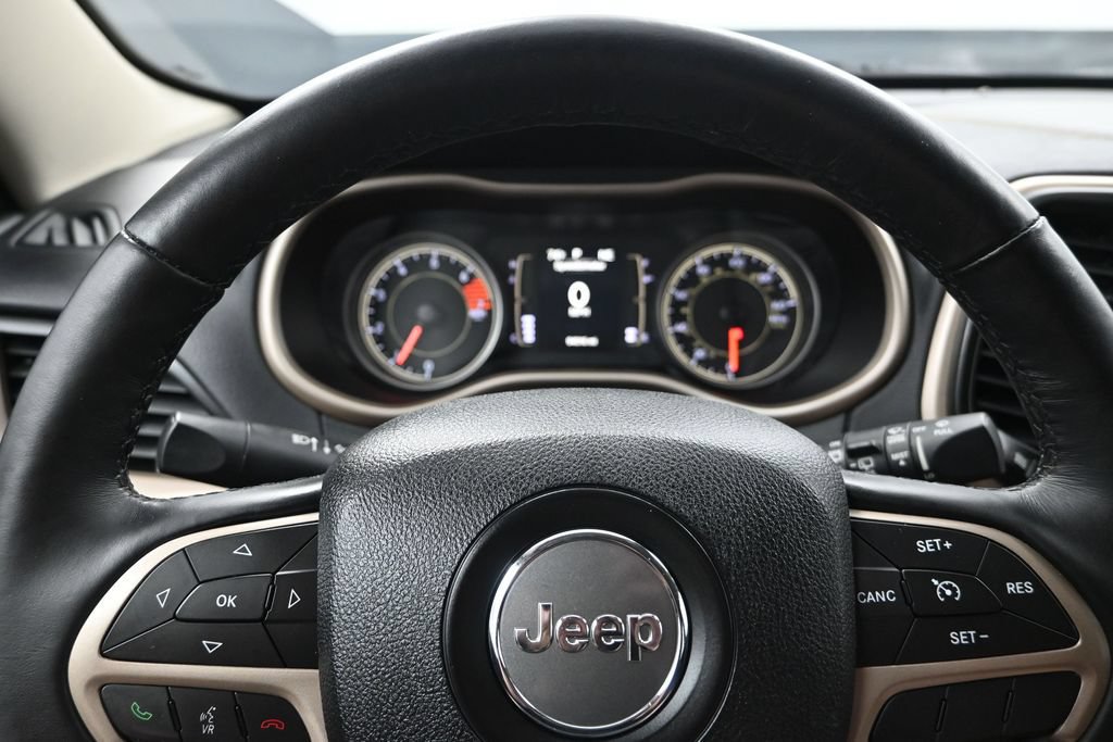 Used 2017 Jeep Cherokee Latitude w/ Cold Weather Group FWD image 14