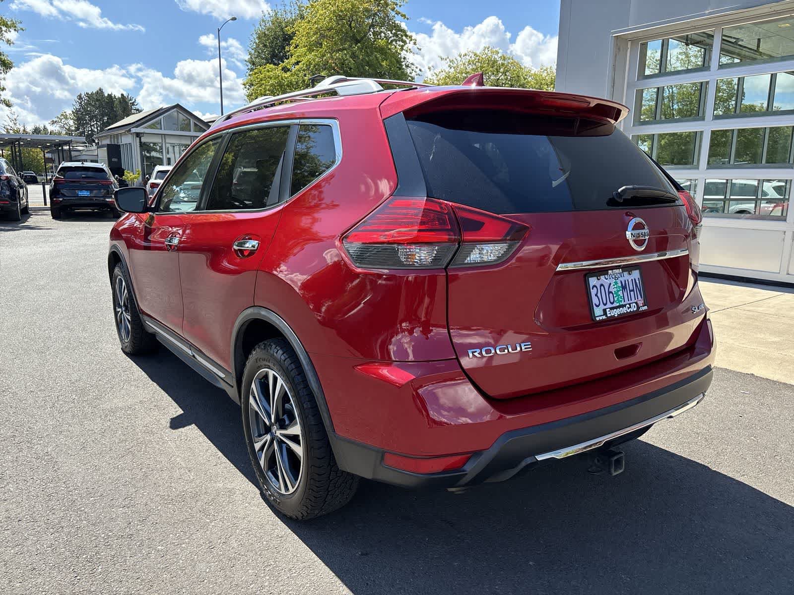 Used 2017 Nissan Rogue SL AWD/4WD image 3