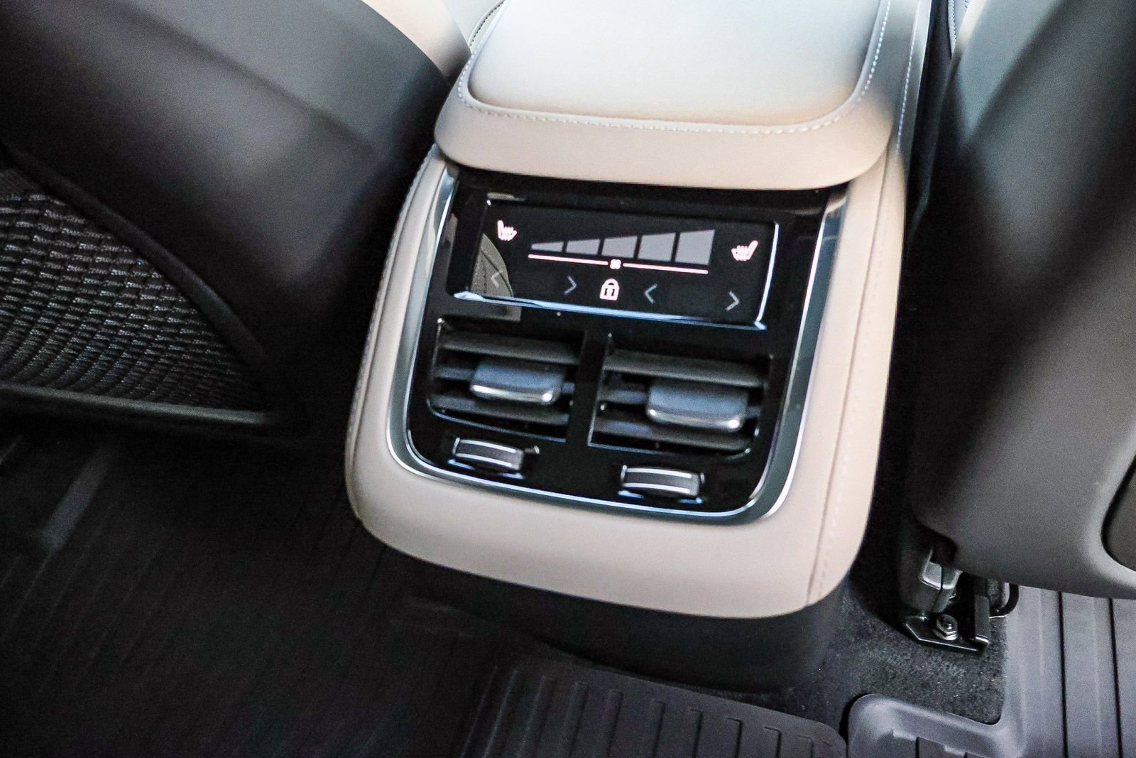 New 2026 Volvo XC90 B5 Plus w/ Protection Package image 20