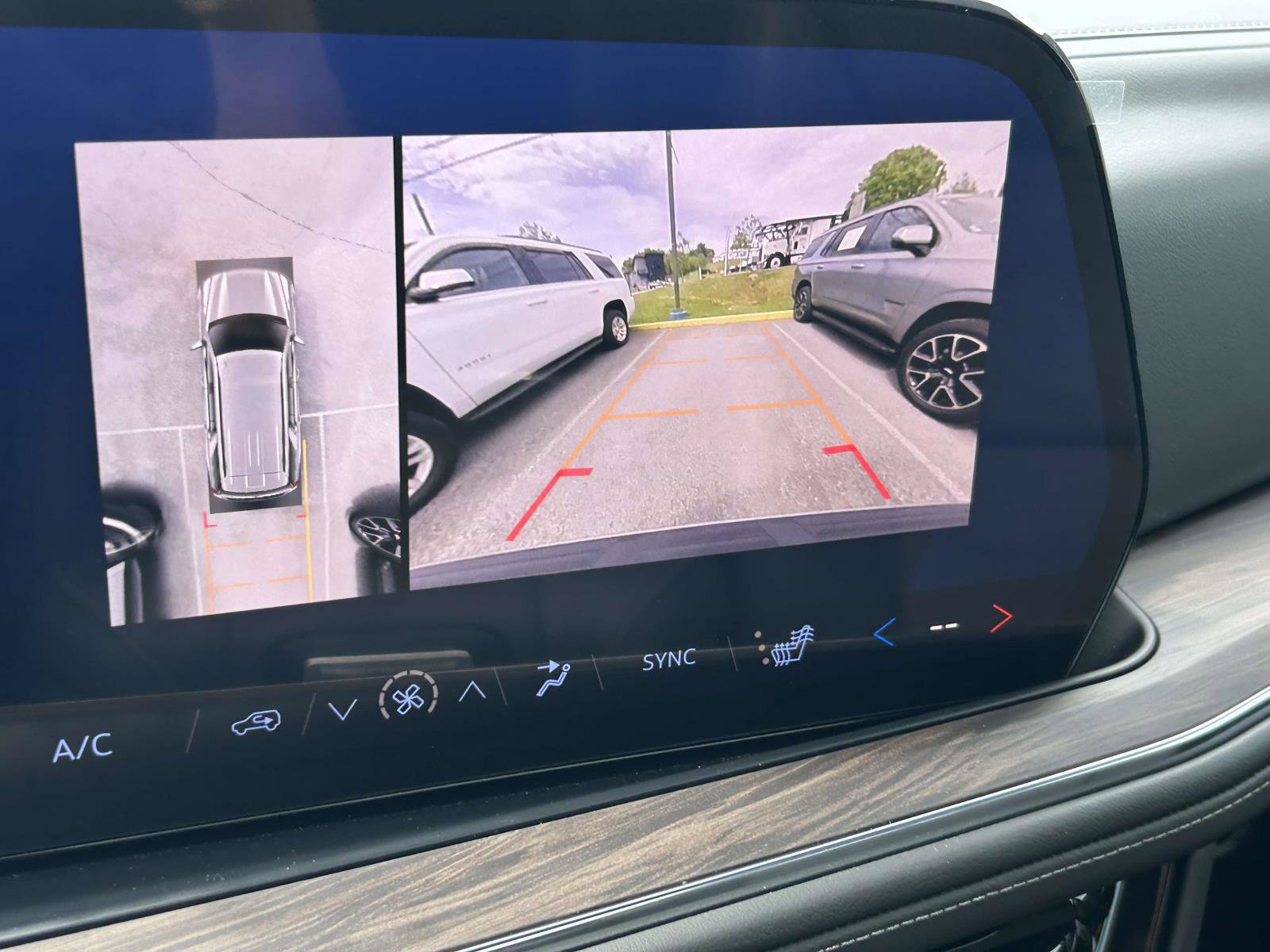 Used 2025 Chevrolet Tahoe Z71 w/ Comfort Package image 24