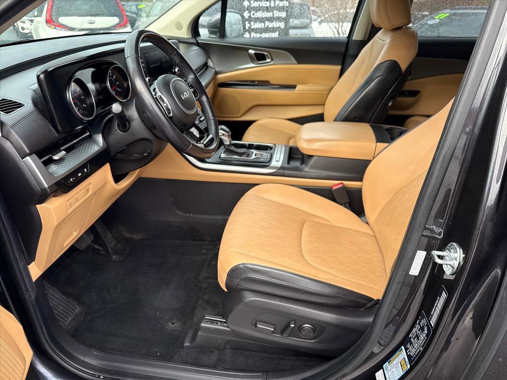 Used 2023 Kia Carnival LX image 9
