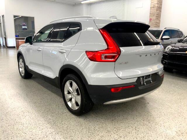 Used 2022 Volvo XC40 T4 Momentum image 6