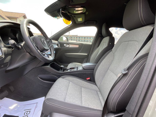 Used 2024 Volvo XC40 B5 Core image 25