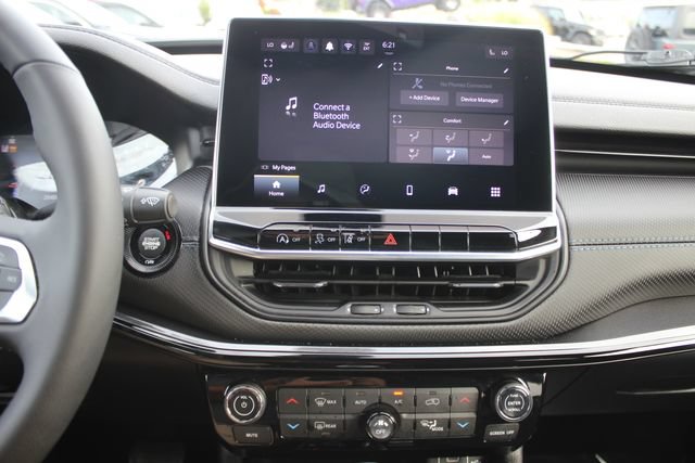 Used 2025 Jeep Compass Latitude w/ Convenience Group AWD/4WD image 3