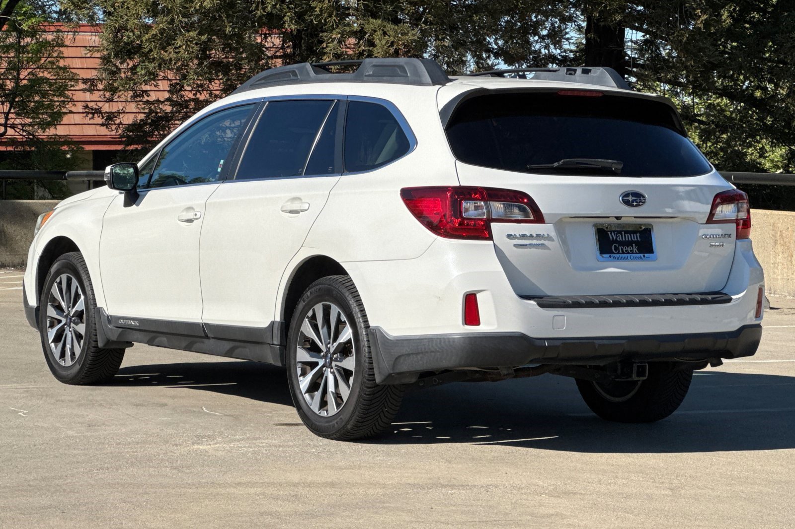 Used 2015 Subaru Outback 3.6R Limited image 3