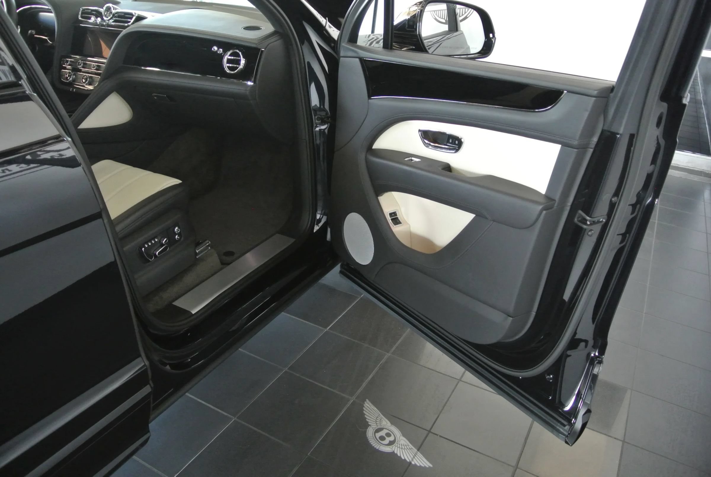 Used 2023 Bentley Bentayga AWD/4WD image 26
