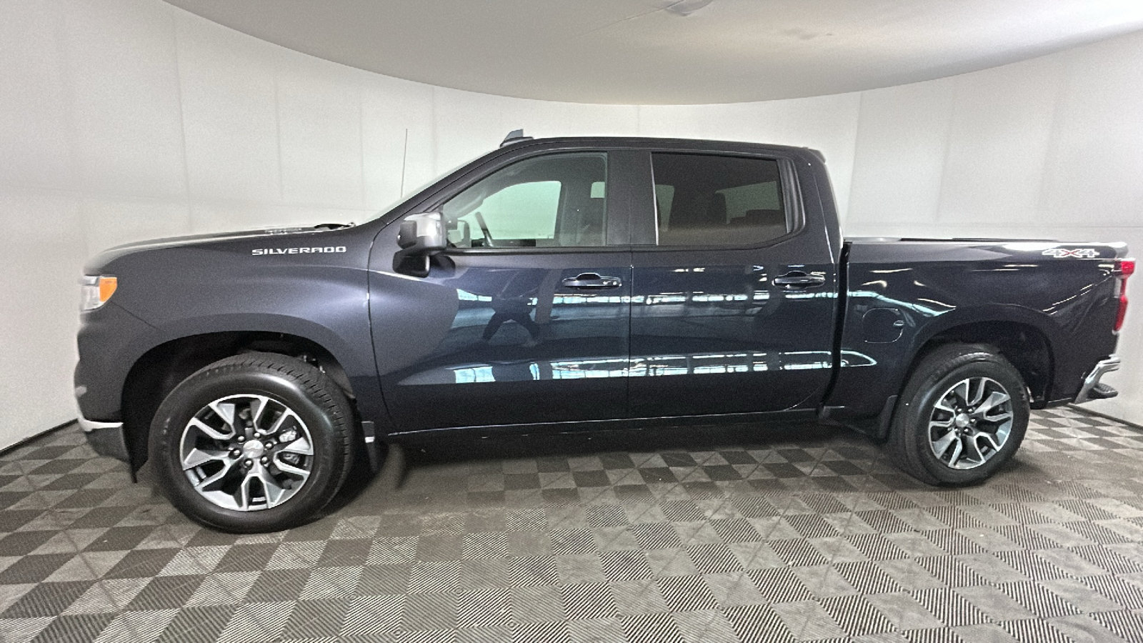Used 2024 Chevrolet Silverado 1500 LT AWD/4WD image 6
