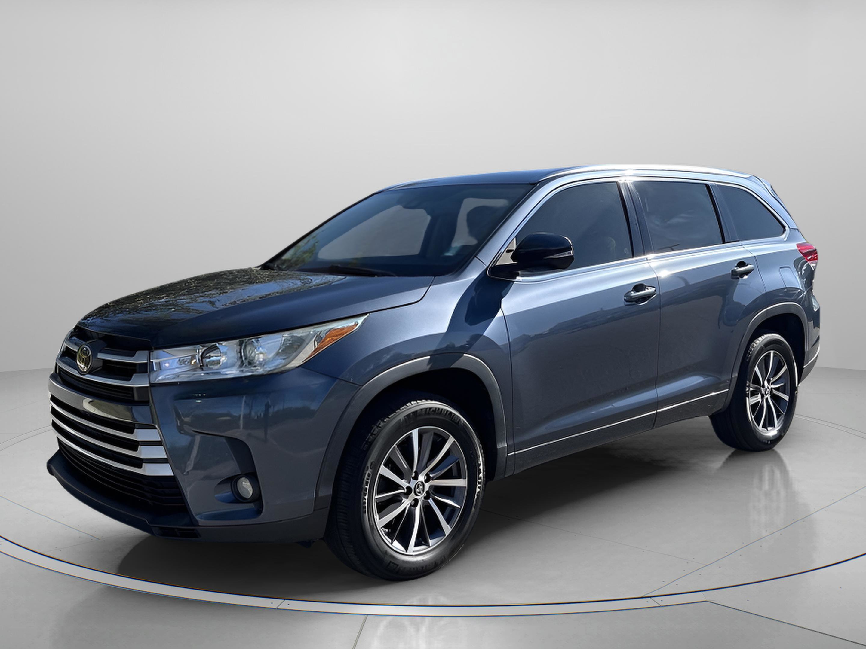 Used 2018 Toyota Highlander SE image 2