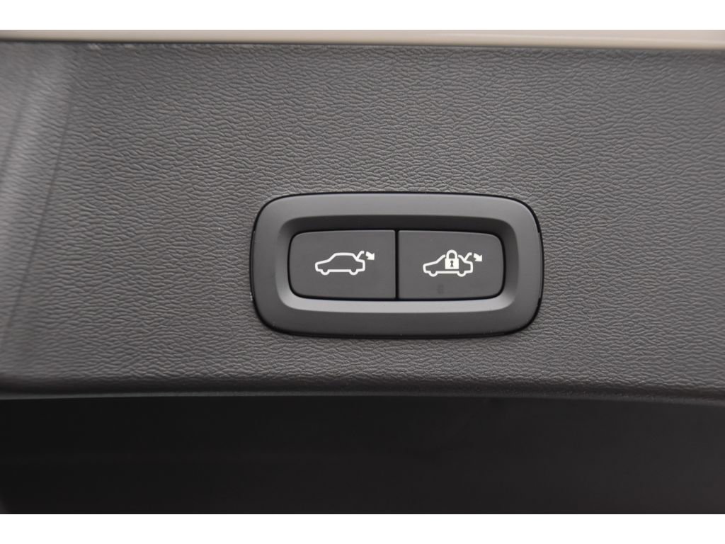 Certified 2025 Volvo XC40 B5 Core w/ Protection Package Premier image 21