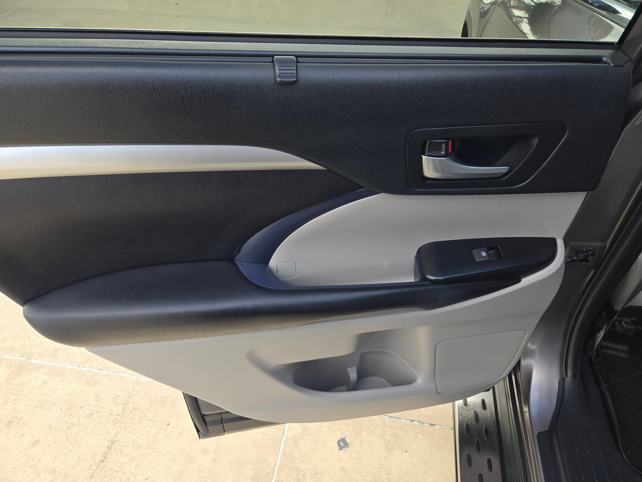 Used 2019 Toyota Highlander XLE FWD image 15