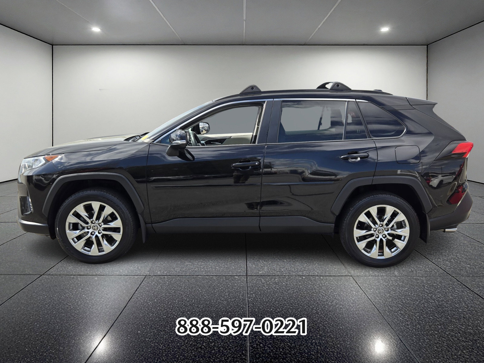 Used 2021 Toyota RAV4 XLE Premium image 2