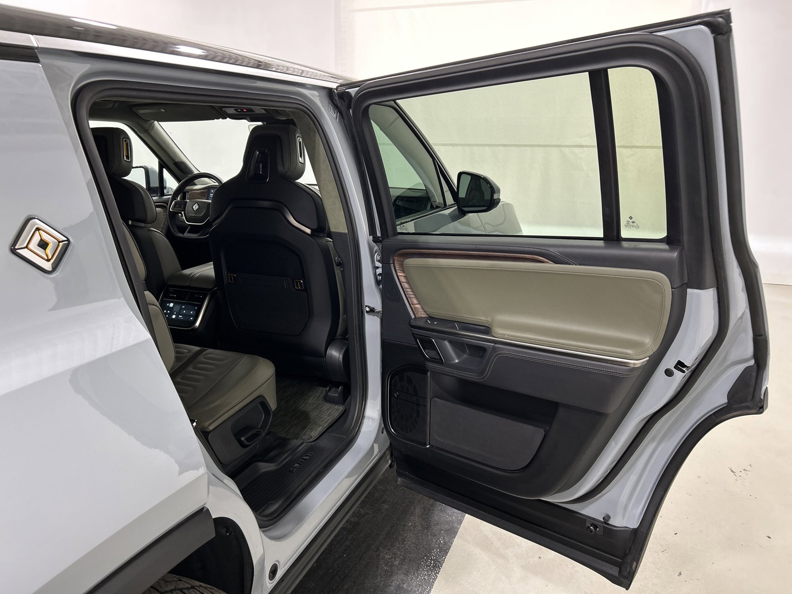 Used 2023 Rivian R1S Adventure image 19