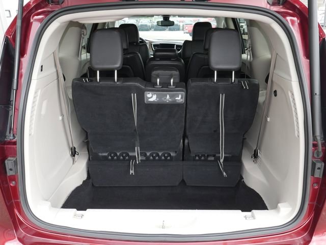 Used 2017 Chrysler Pacifica Touring-L image 9