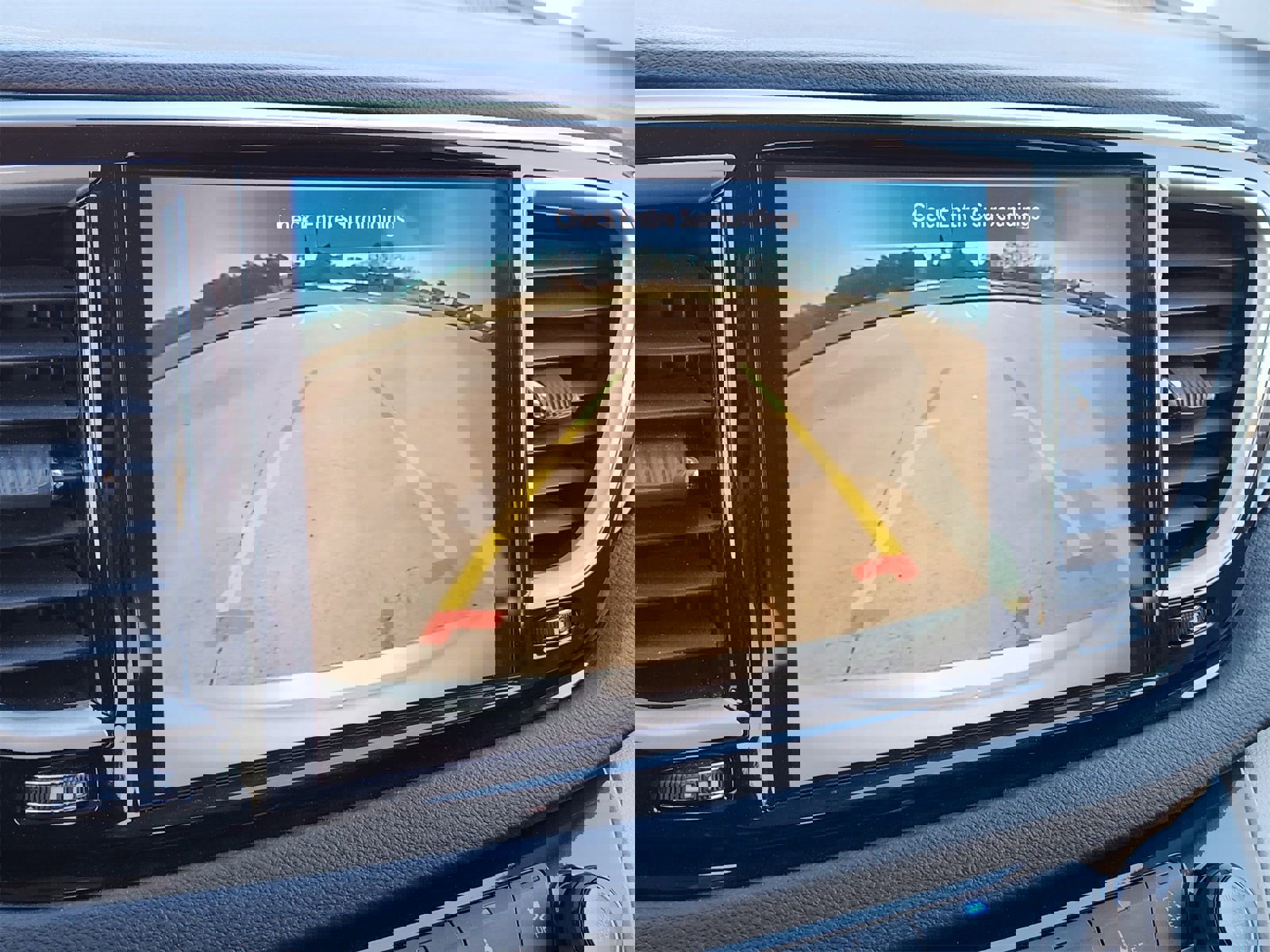 Used 2024 Chrysler Pacifica Touring-L image 18