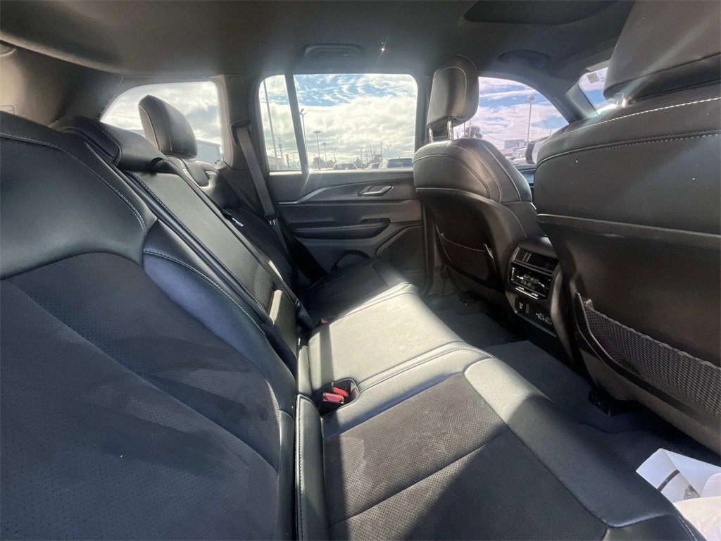 Used 2023 Jeep Grand Cherokee Altitude image 16