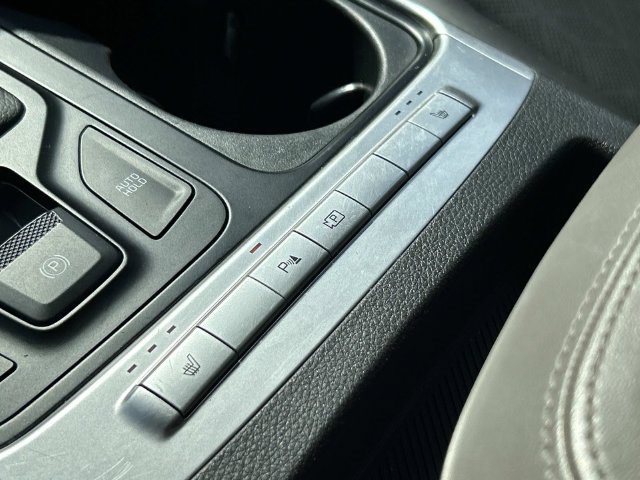 Used 2025 Kia Carnival FWD image 29