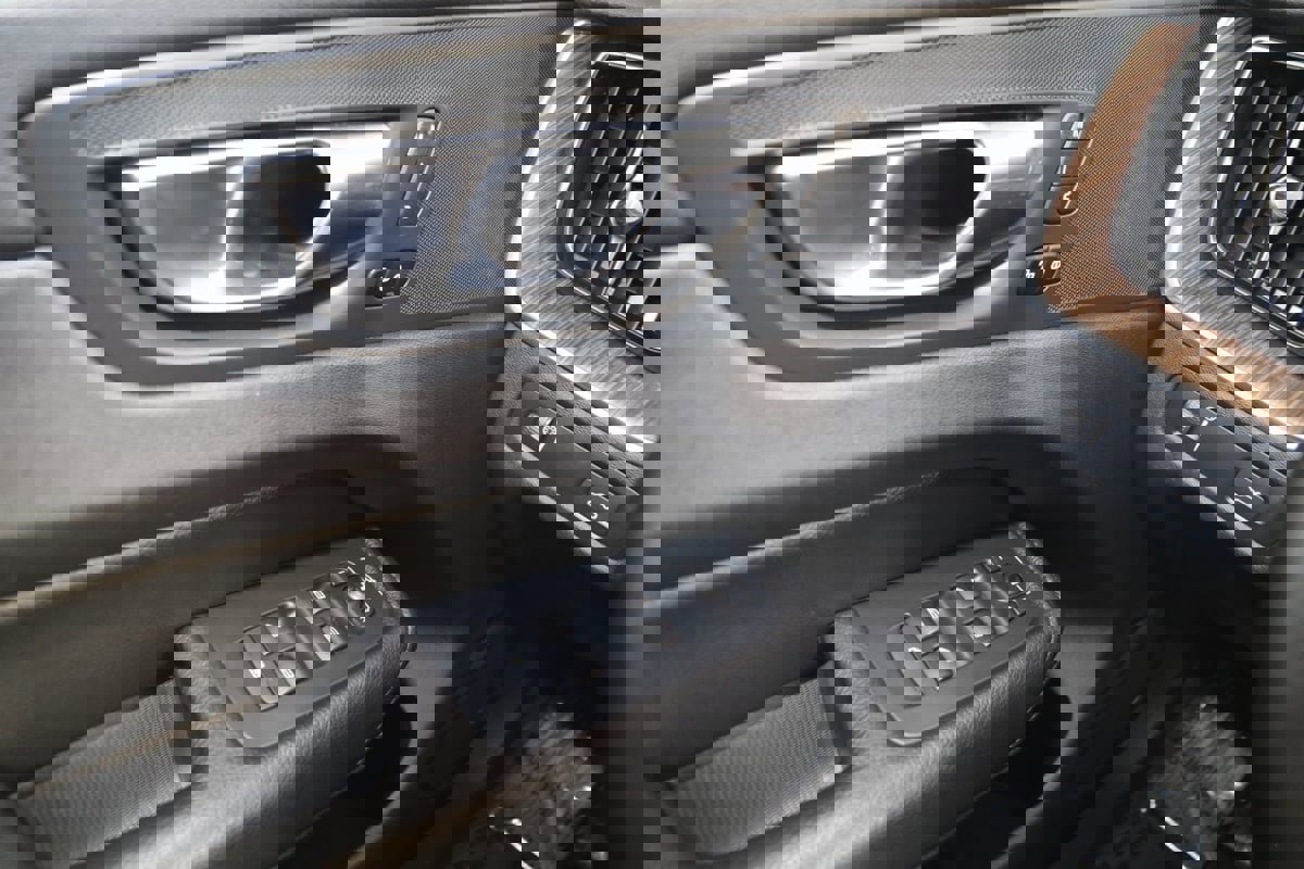 Used 2022 Volvo XC60 B5 Momentum image 31