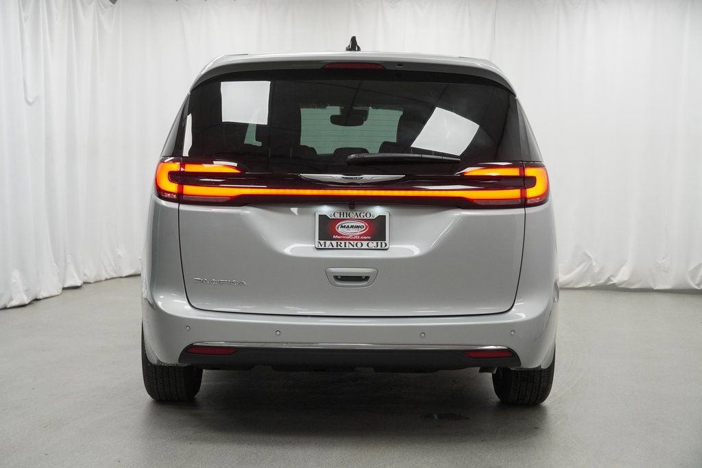 New 2026 Chrysler Pacifica Select image 11