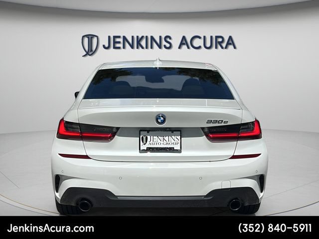 Used 2022 BMW 330e w/ M Sport Package RWD image 4