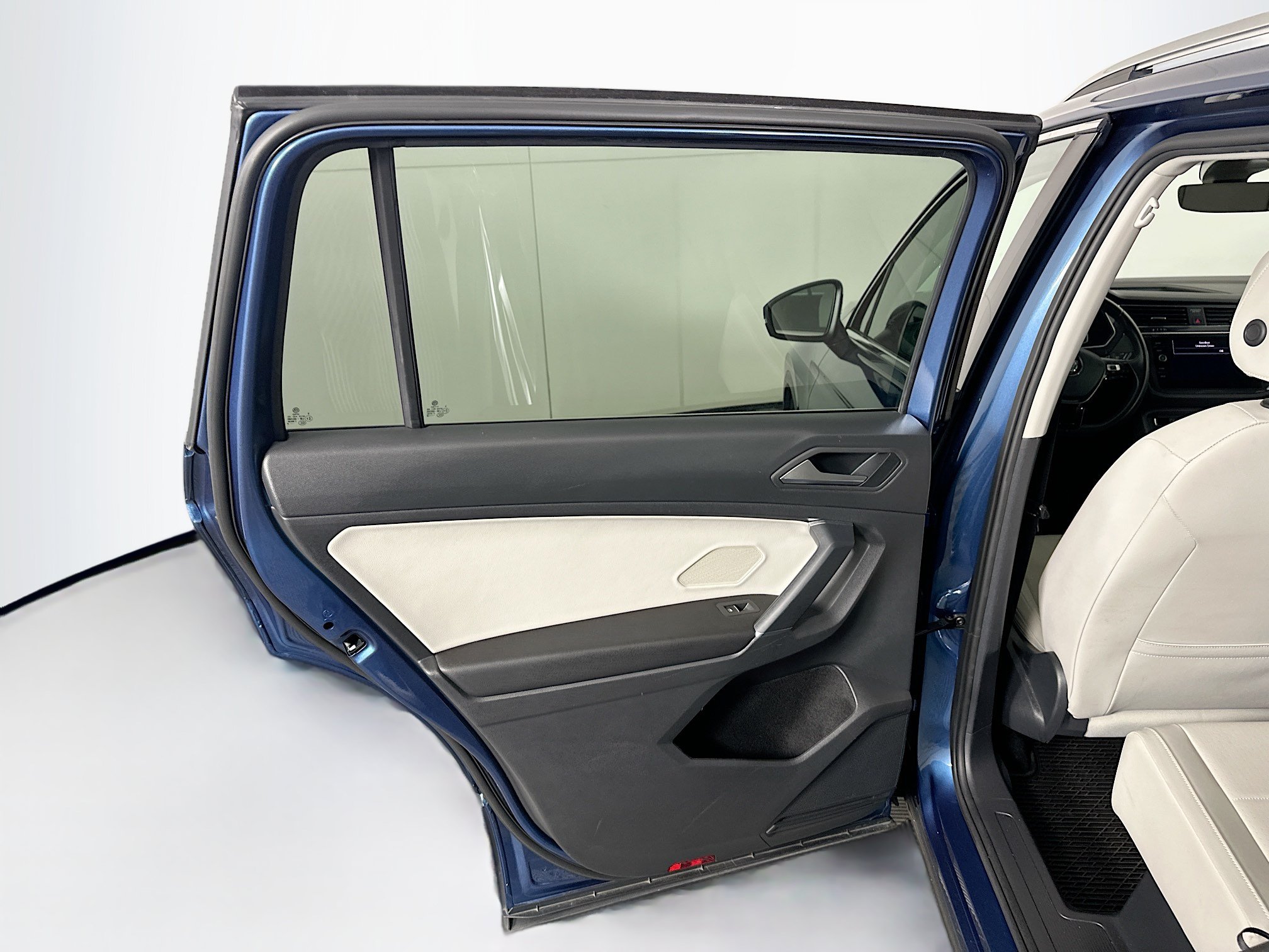Used 2020 Volkswagen Tiguan SEL FWD image 25