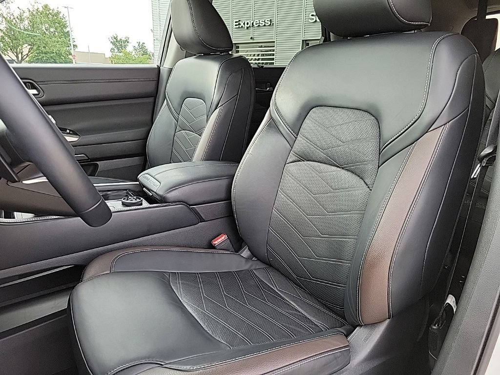 Used 2023 Nissan Pathfinder Platinum AWD/4WD image 11