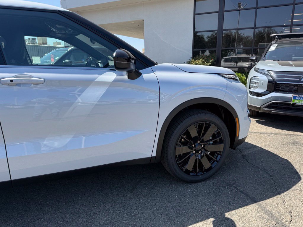 New 2026 Mitsubishi Outlander LE FWD image 14