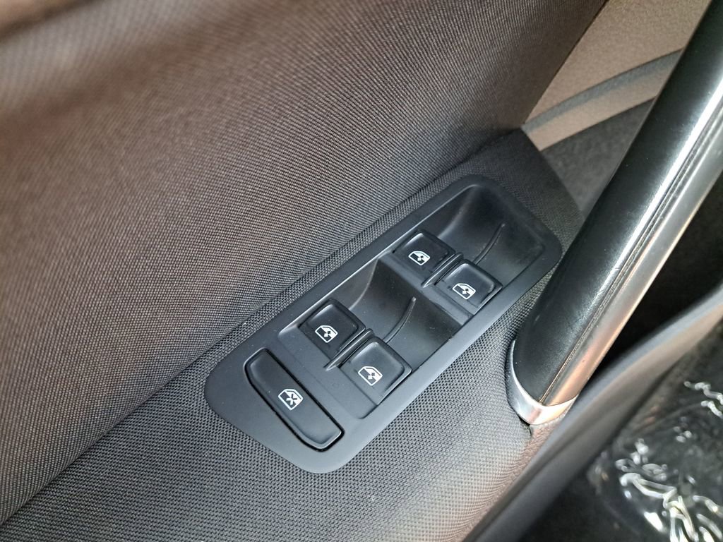 Used 2016 Volkswagen Golf S FWD image 26