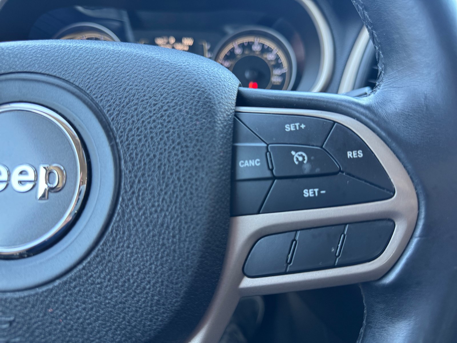 Used 2017 Jeep Cherokee Latitude w/ Comfort/Convenience Group FWD image 26