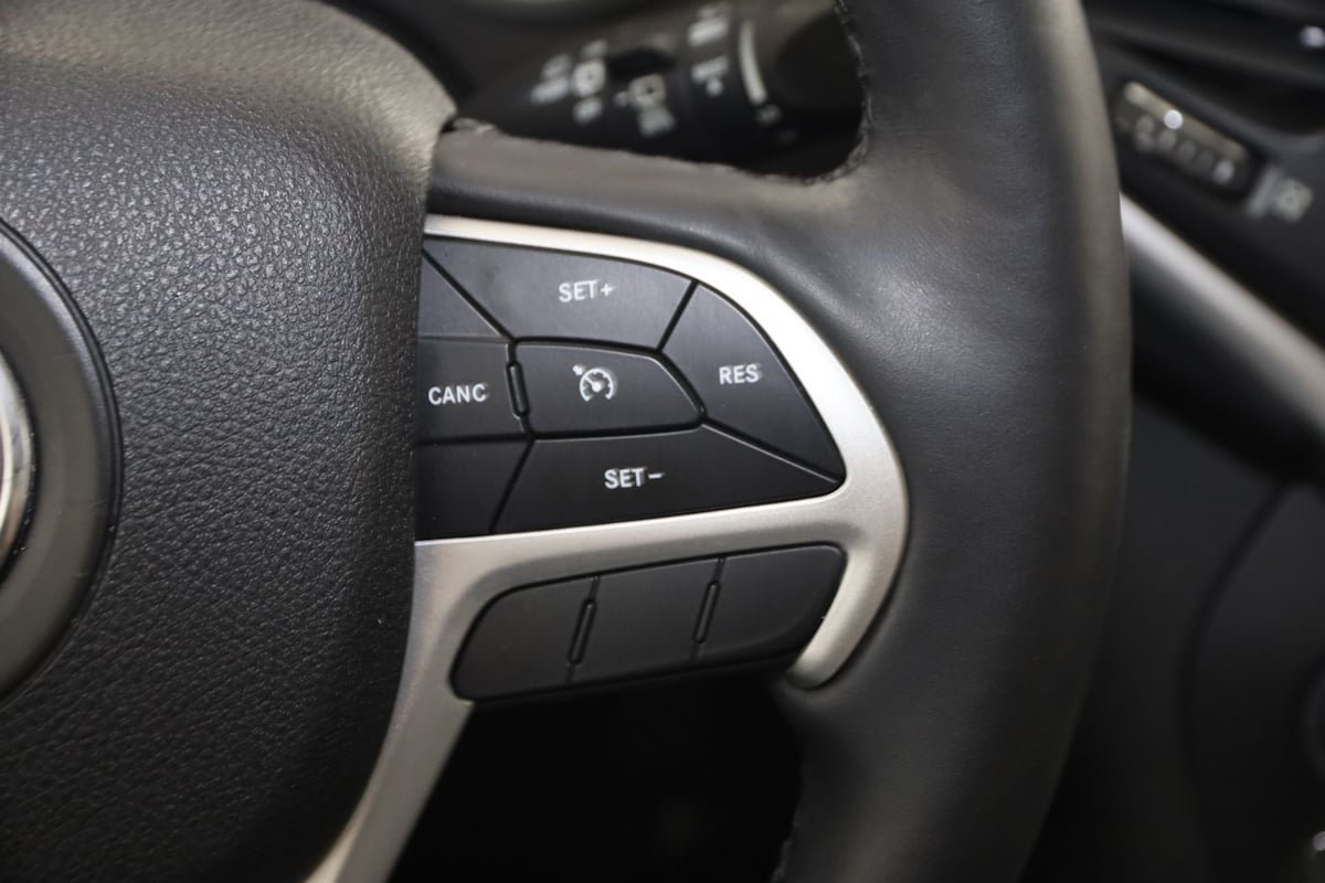 Used 2018 Jeep Cherokee Overland AWD/4WD image 30