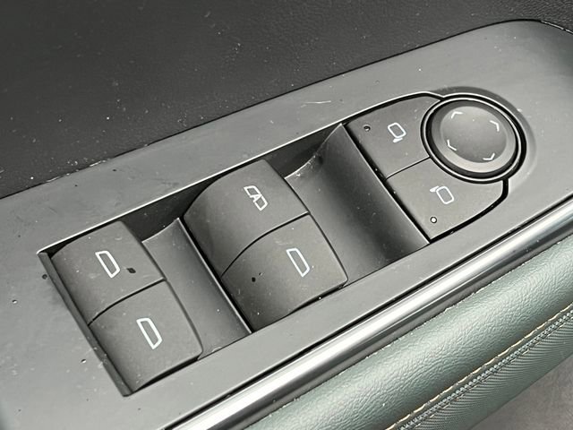 Used 2024 GMC Acadia AT4 w/ Luxury Package image 19