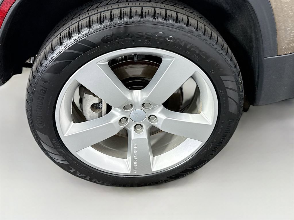 Certified 2024 Land Rover Defender 110 SE image 32