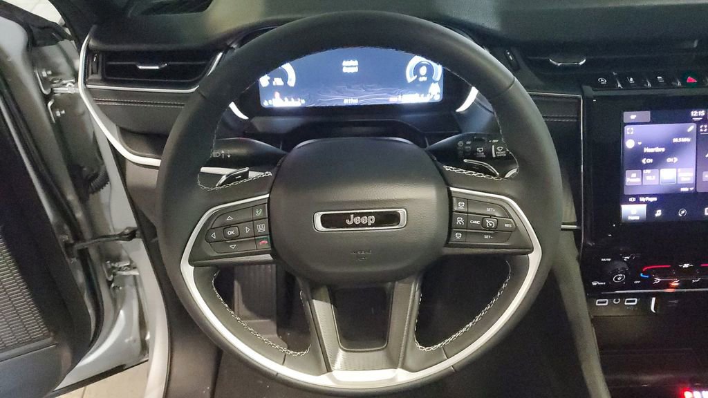 Used 2025 Jeep Grand Cherokee Laredo X image 28