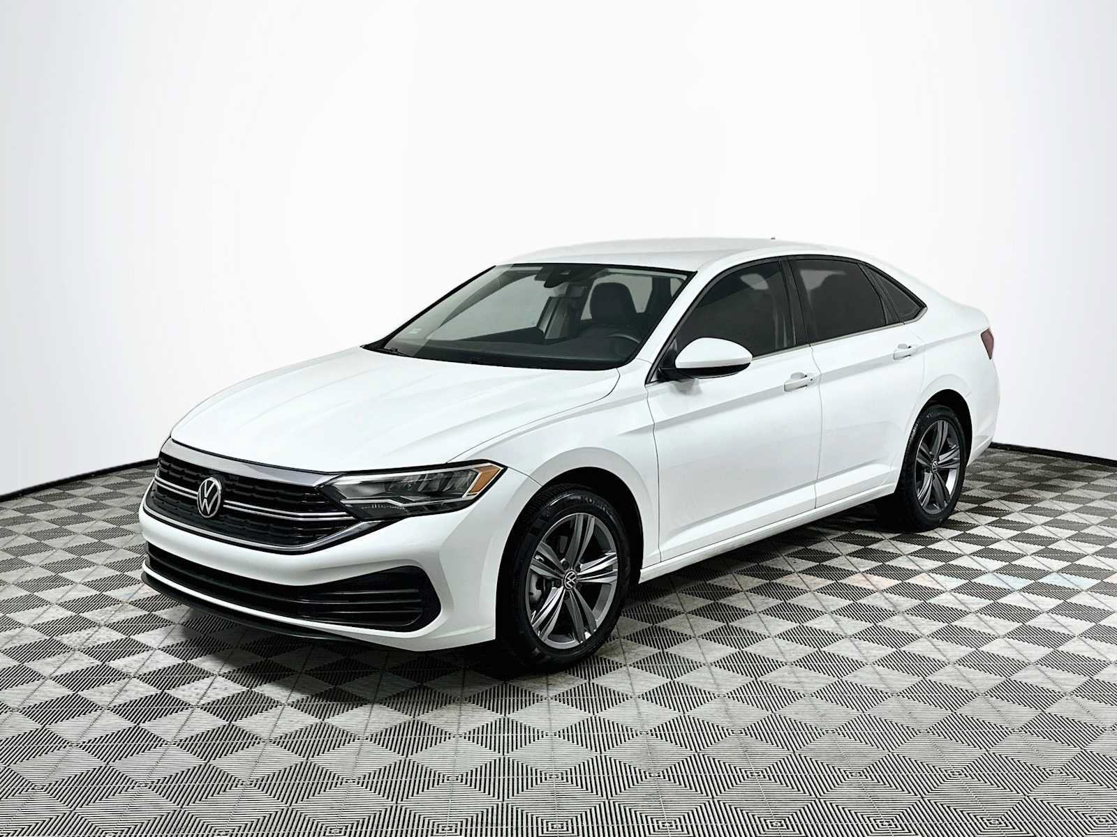 Used 2023 Volkswagen Jetta SE FWD image 3
